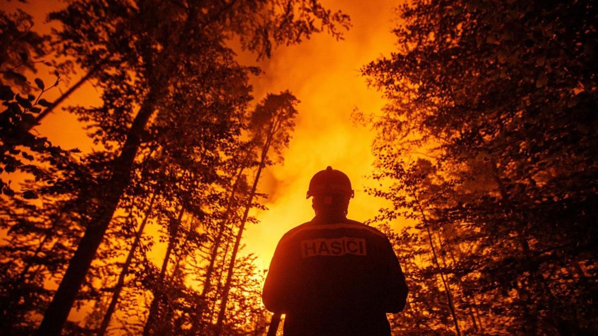 Co zažívají hasiči nejen v Řecku: Nebezpečí přichází po požáru